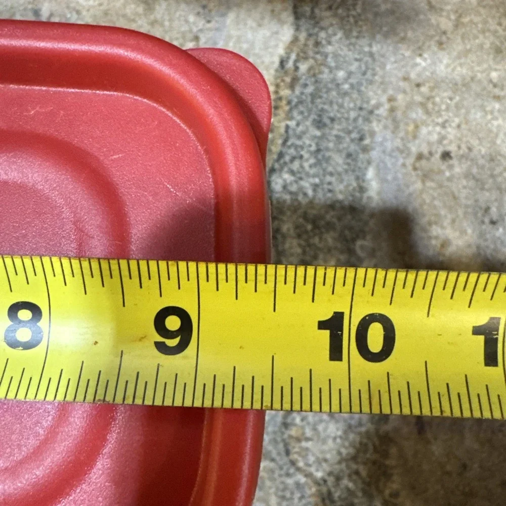Rubbermaid 7N04 Red 21 21.1 Cup Dry Food Storage‎ Container with Lid